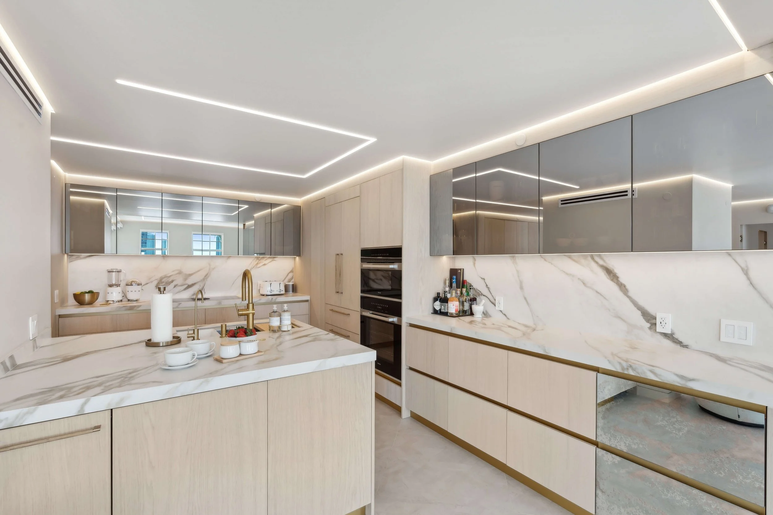 Aventura Condo by the Bay — kitchen