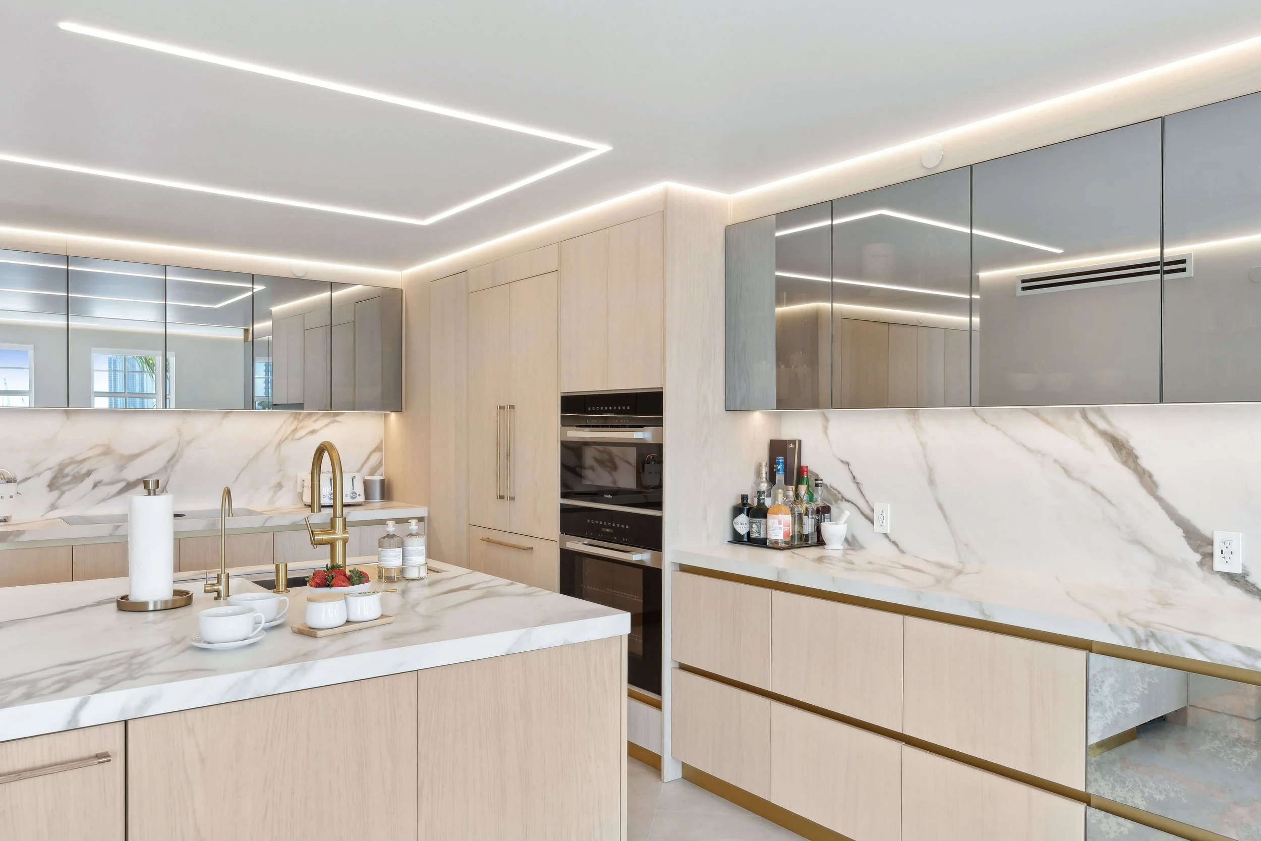 Aventura Condo by the Bay — kitchen