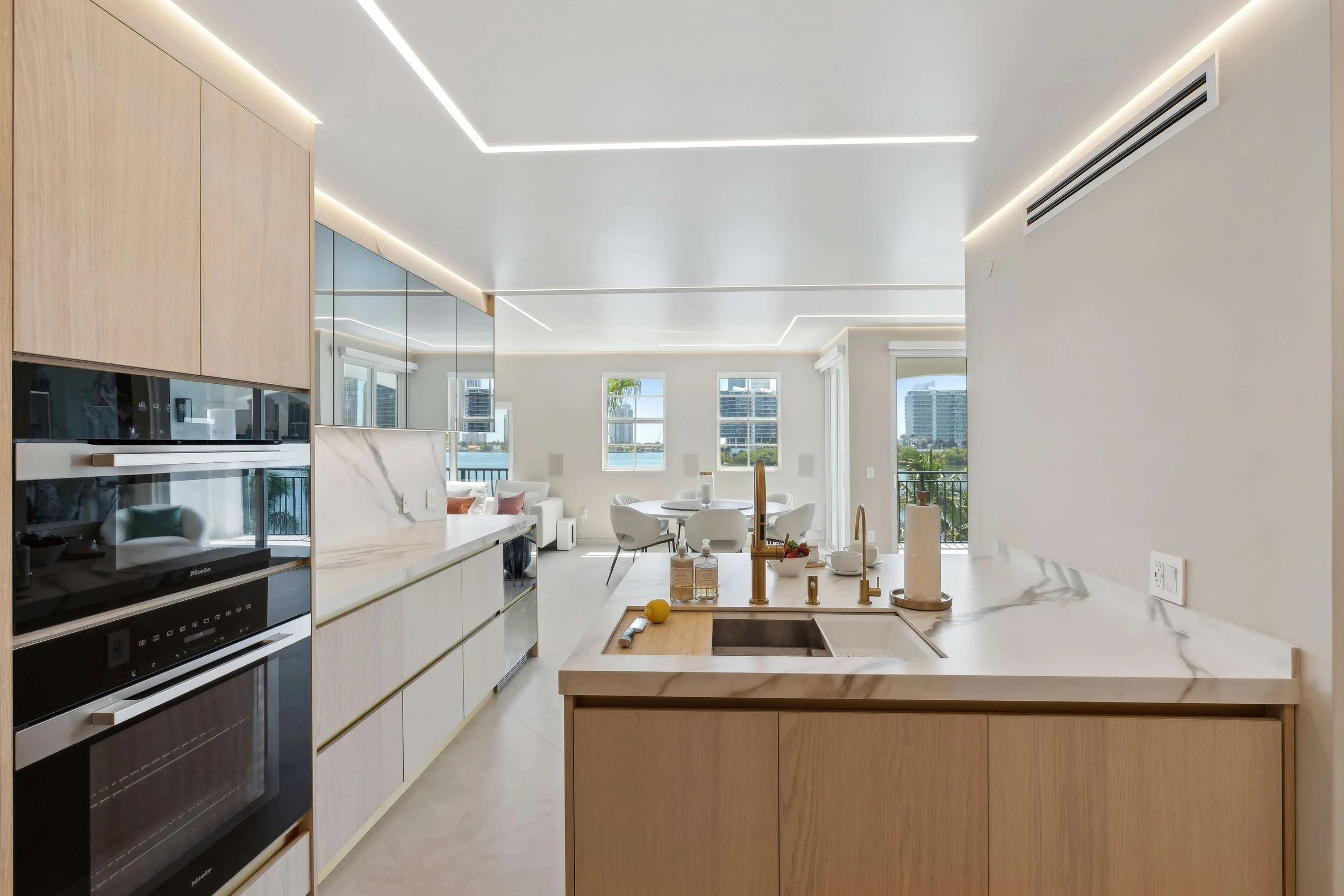 Aventura Condo by the Bay — kitchen