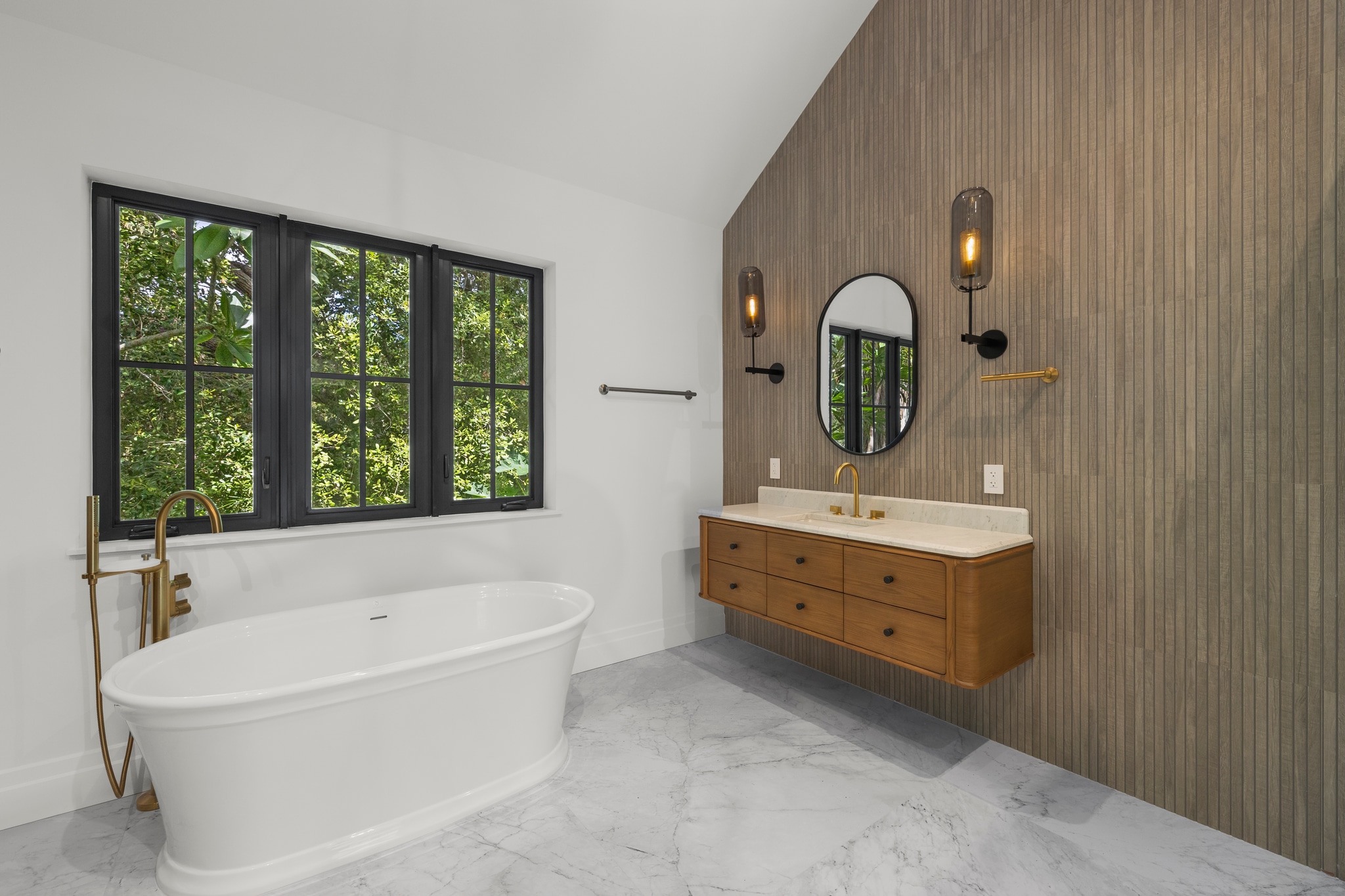4150 El Prado — primary bath